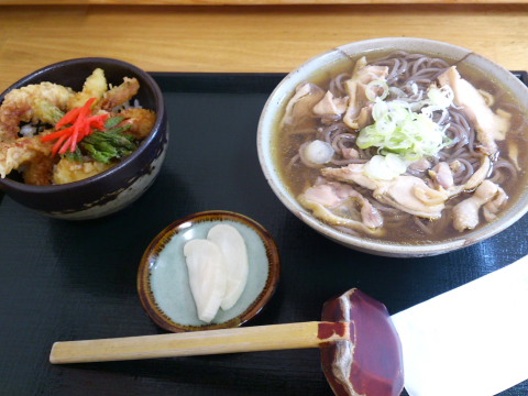 あお木 の肉そば　肉そばセット800円　げそ天丼のセットです