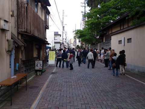 賑わう花小路