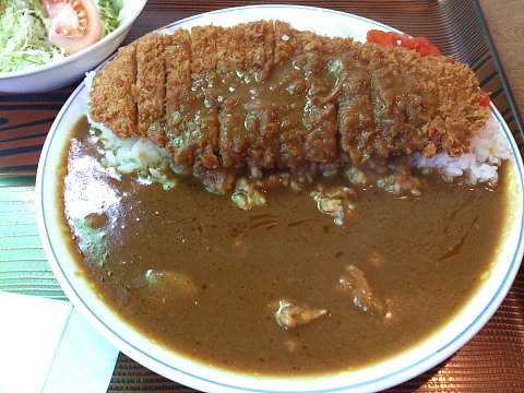 とんかつポプラ　カツカレーランチ　大きくお得なカツがどーんと乗ったボリューム満点なランチ。