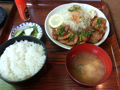 チキン南蛮 とんかつポプラ ランチタイムは680円。ご飯も大盛りでこれまたボリューム満点なランチです。何気にサラダが旨くおかわりしたいほど