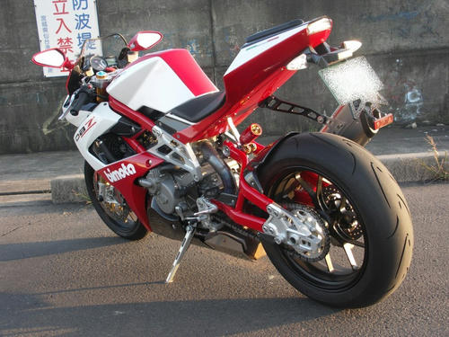 DB7_03.jpg