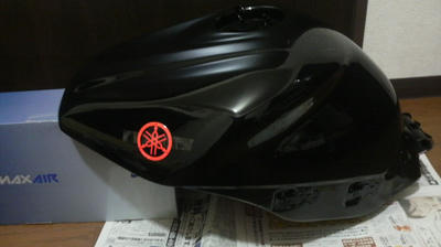 YAMAHAエンブレム仮留め