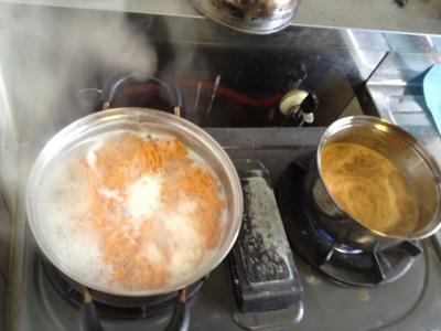 麺を茹で、そしてスープを温める