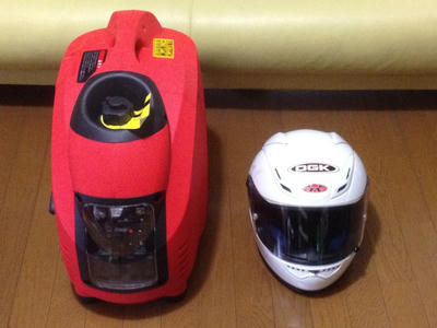 チャイナ発電機とヘルメットの大きさ比較