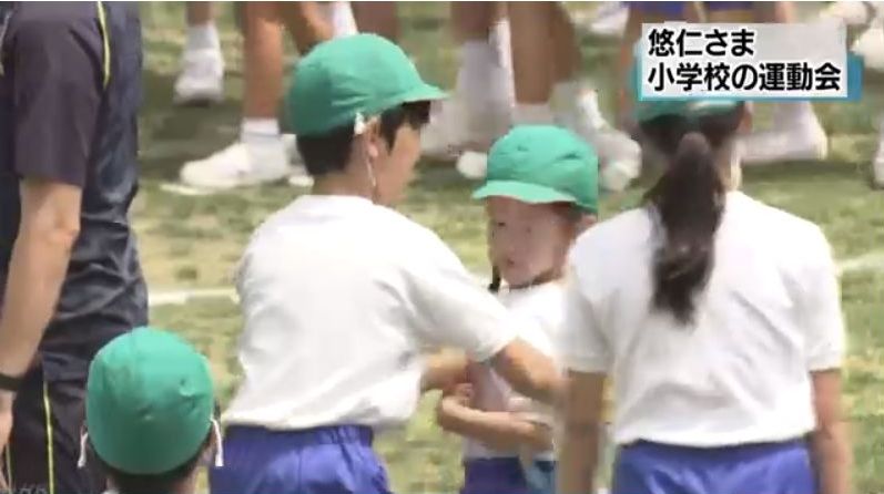 運動場の片隅で ショーライノテンノー 女の子を泣かす Mrs Oakley Fisher の 屋根裏部屋