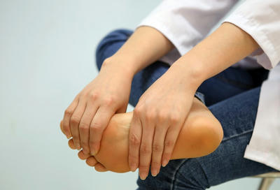 T&ecirc; b&igrave; tay ch&acirc;n l&agrave; bệnh g&igrave;?