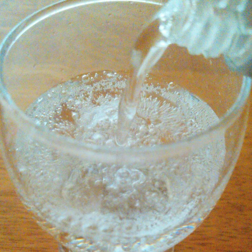 南アルプスの天然水 スパークリングレモンをグラスに注いで