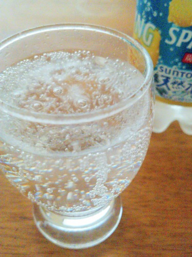 南アルプスの天然水 スパークリングレモンをグラスに入れて