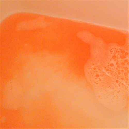クナイプ　ハッピーフィーリング グレープフルーツ&ブラッドオレンジのお湯は明るくなるオレンジ色
