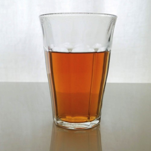 荒畑園　国産プーアール茶　茶流痩々を入れたグラス