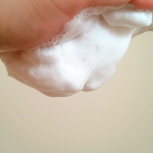 無添加化粧品 PUFE 酵素洗顔クリームの泡を逆さに