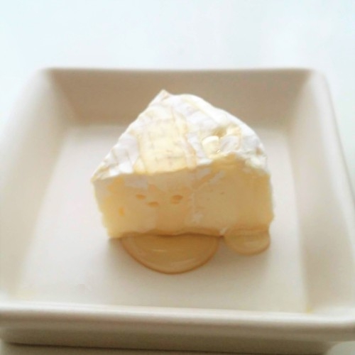 カマンベールチーズにキャロブシロップ