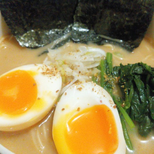 アサムラサキ かき醤油ラーメン とんこつしょうゆ味　柚子皮をちらして