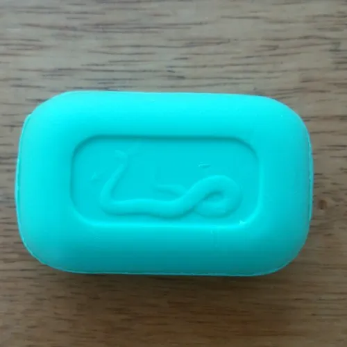 スネークブランド　PRICKLY HEAT　クーリングソープに蛇のロゴ