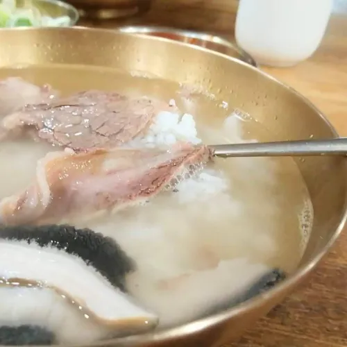 ソウル　明洞　河東館　内臓入りコムタン