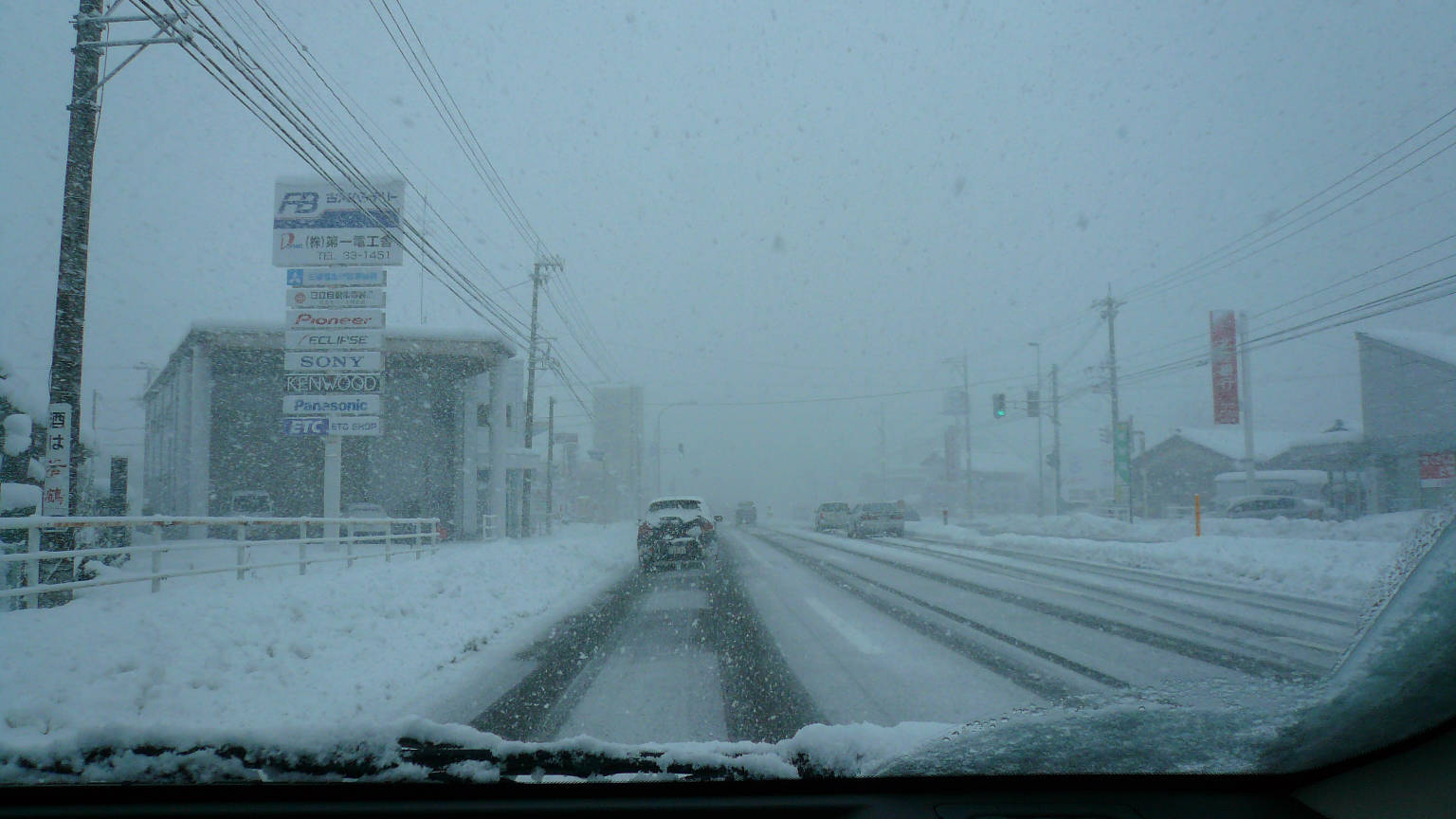 瞬く間に雪が積る～～
