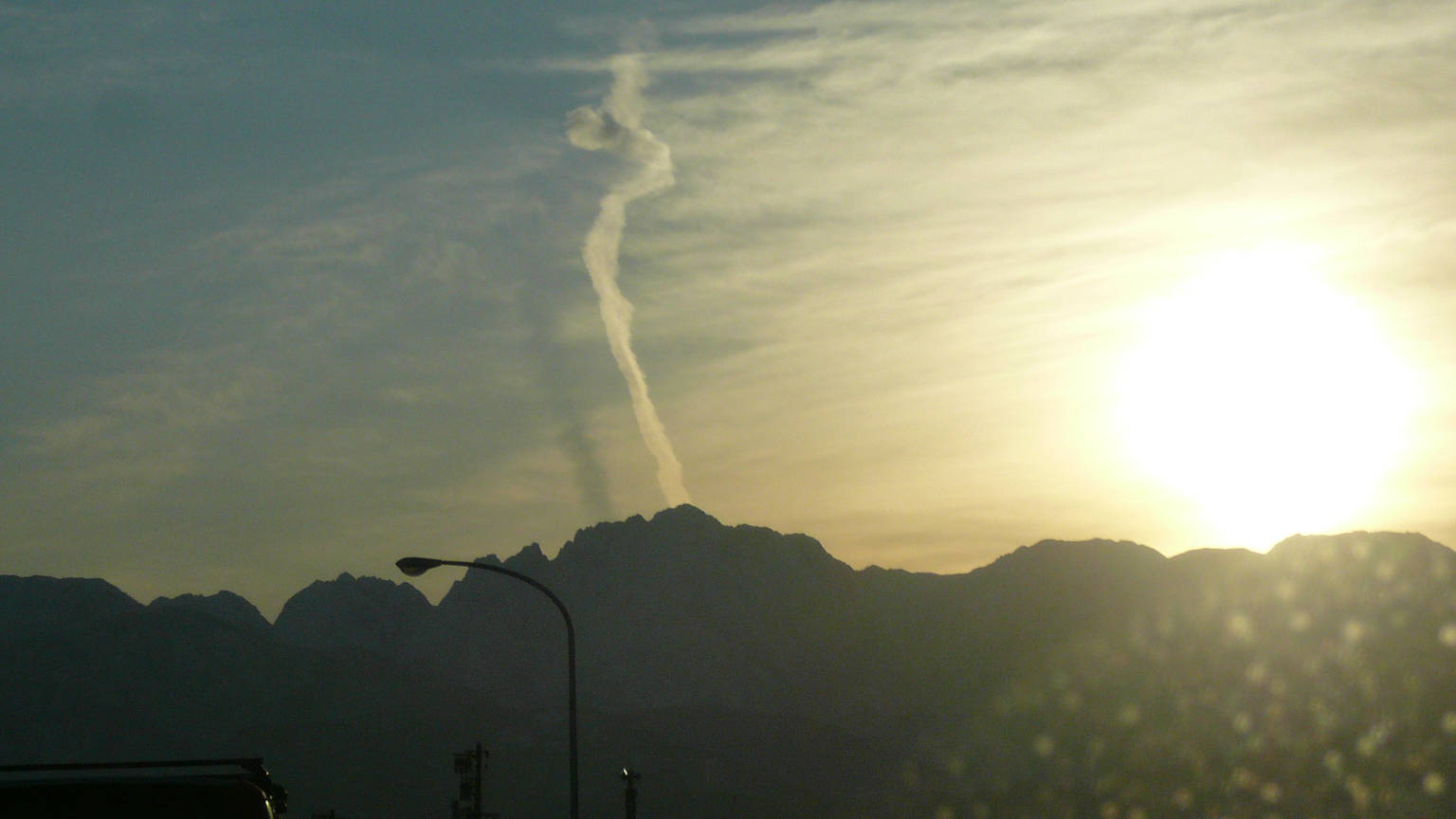 飛行機雲なんだが・・・