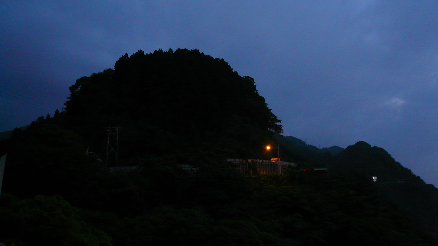 展望台手前の下り急カーブ