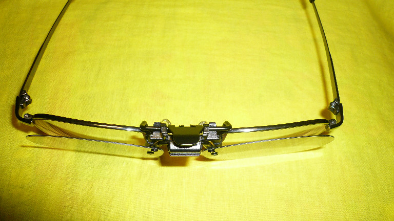 メガネに3Dレンズを装着（上から）