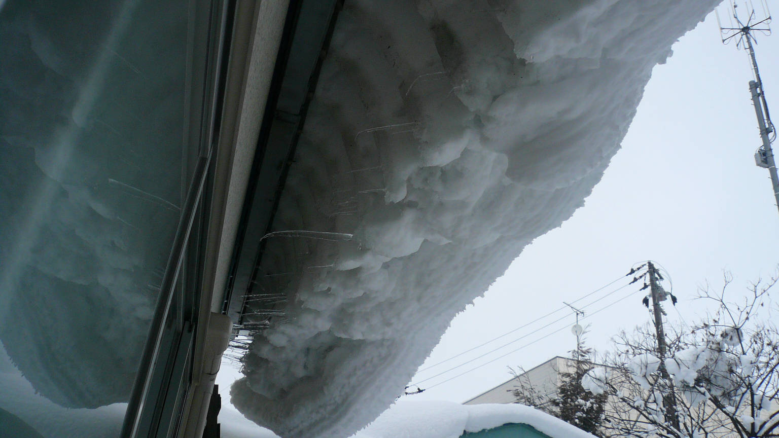 屋根雪が・・・