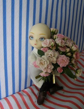 自分よりでかい花束