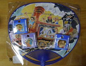 うちわとピンバッチ