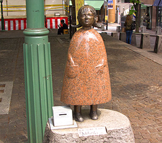 赤い靴をはいた女の子