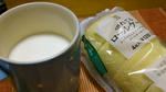 きれてるロールケーキと明治おいしい牛乳