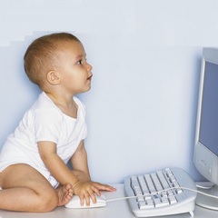 パソコン使う赤ちゃん