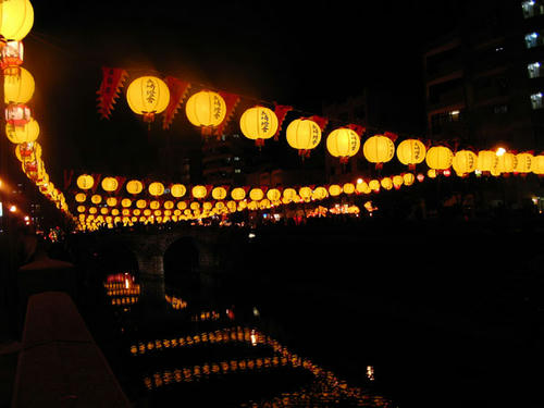 眼鏡橋と黄色いランタン