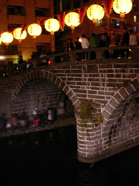 にぎわう眼鏡橋