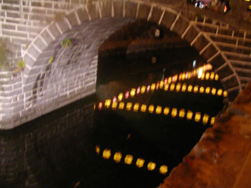 水面のランタン