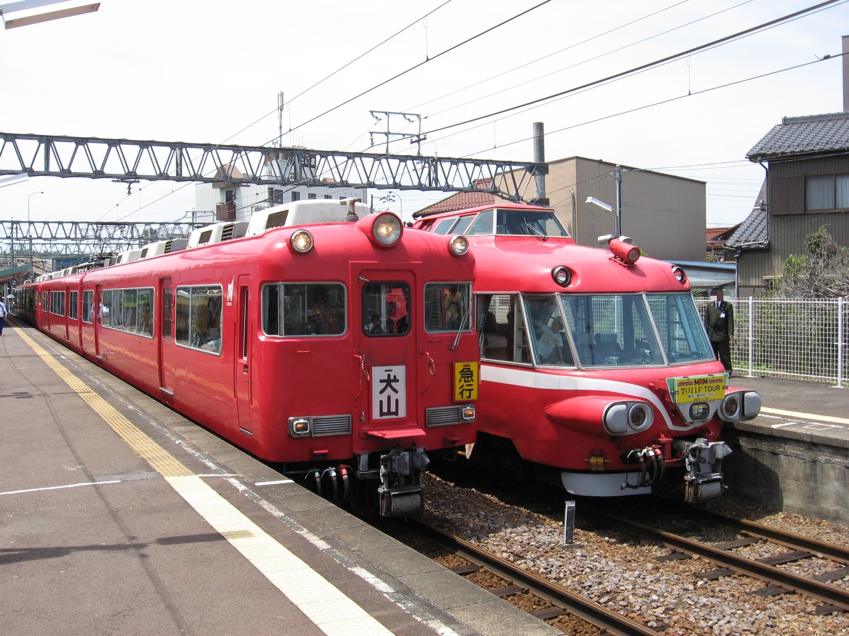 名鉄7700系と7000系7011Fの並び