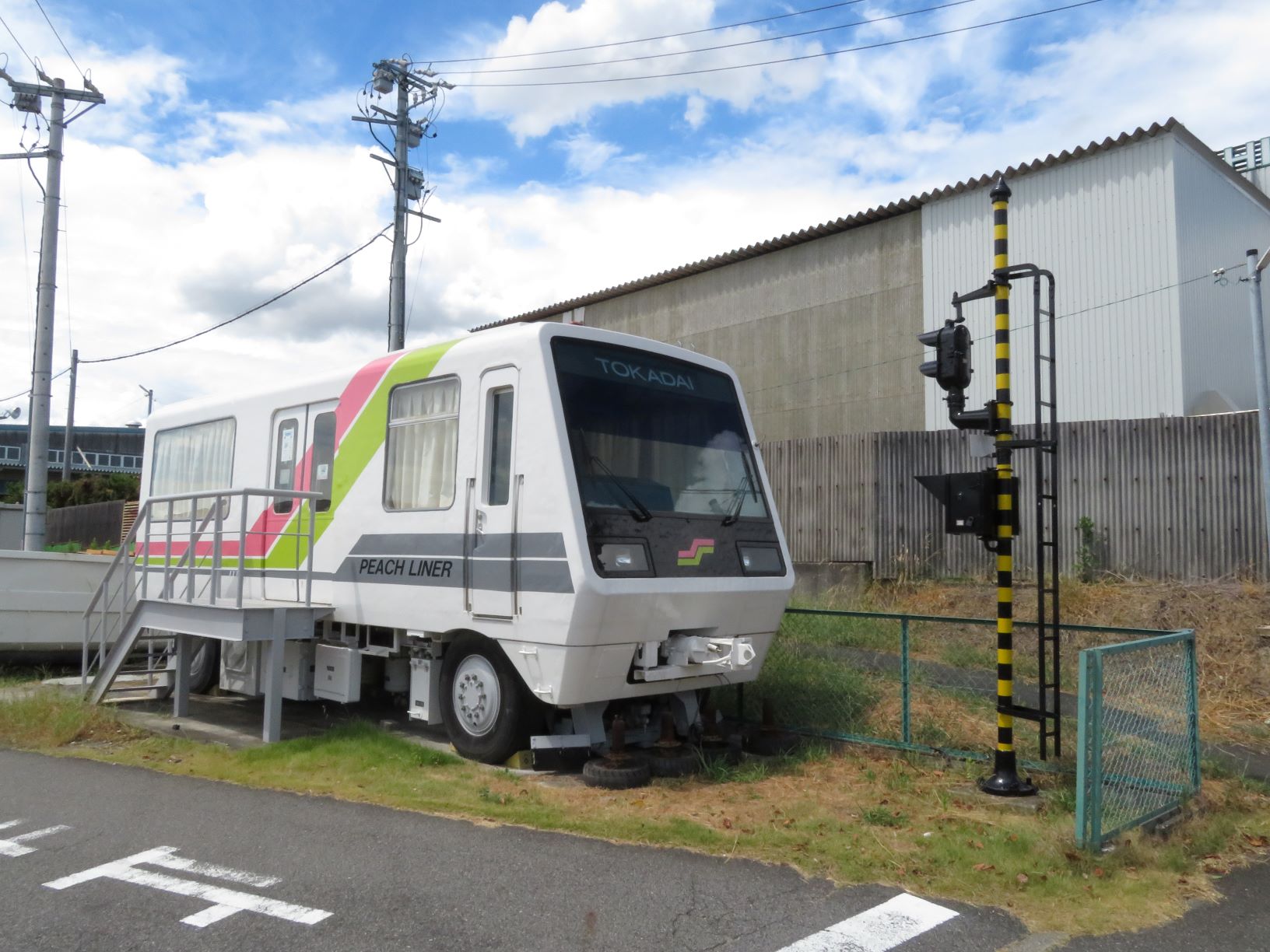 豊田市内に保存されている桃花台新交通の車両