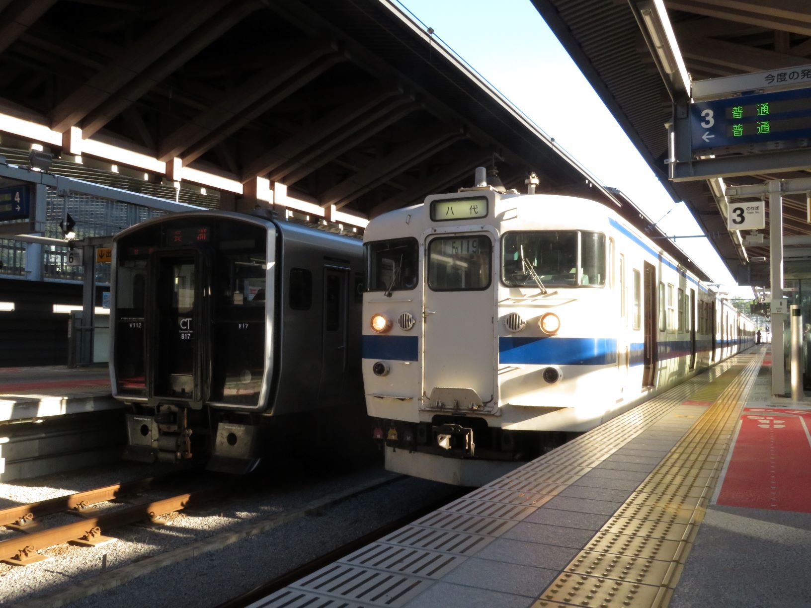 熊本駅で並ぶ415系と817系