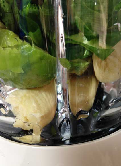 野菜ジュースを使ったグリーンスムージーの材料をミキサーに加えていきます。