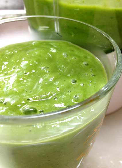 野菜ジュースを使ったグリーンスムージーをグラスに移して。