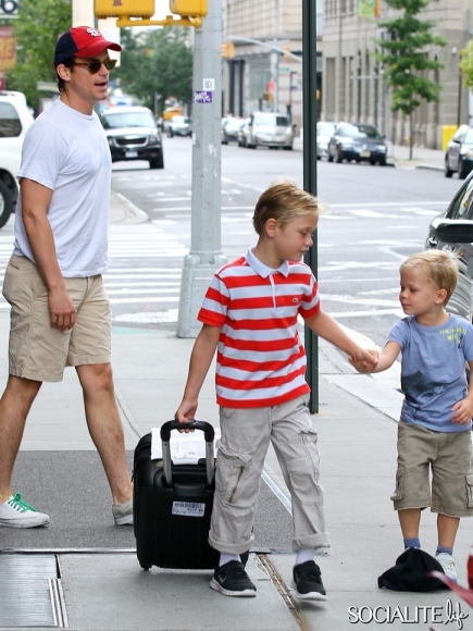 matt-bomer-bear-hug-kids-07292012-01-435x580.jpg