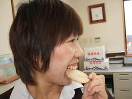ふぐの骨せんべい　青のり　を食べているリーダーです（笑）
