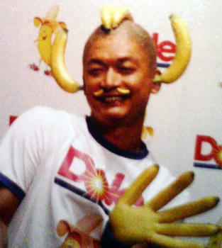 那隻香蕉手...是因為香取慎吾香蕉吃太多所以正在變成香蕉的意思嘛?XD