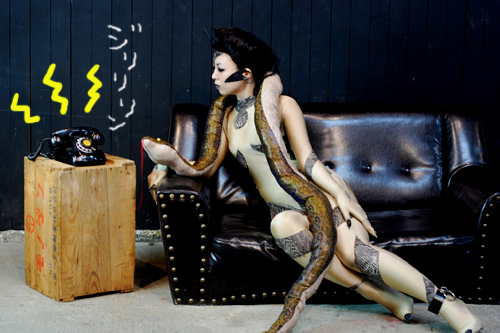 リリスは電話に興味津々だ！