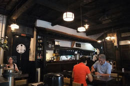 そば店舗内