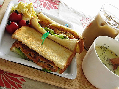 メンチカツのトーストサンド