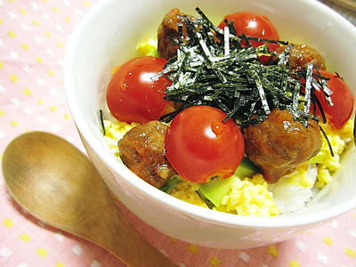 ミートボールとミニトマトのちらし寿司丼