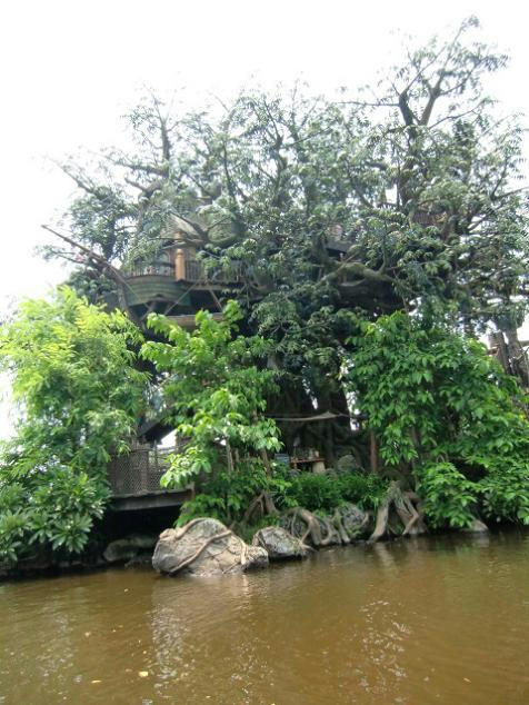 何度もツタを渡って行くの面倒かった記憶が。