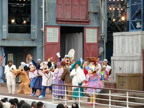 マリアがリンゴの箱から出てきてる。