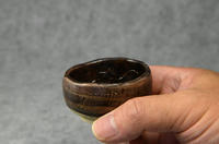 家鴨窯258号　内側文様ぐい呑み（花と蜂・猫と烏賊）