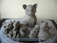 11月の「十猫十色チャリティー猫だらけ展」へ作陶中
