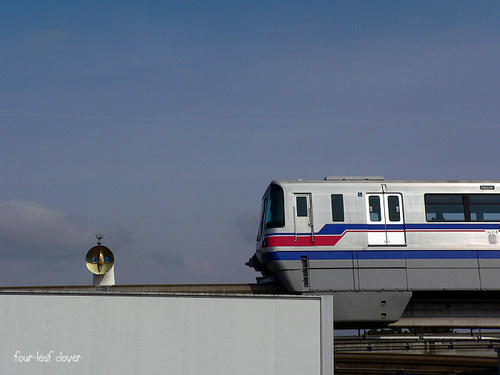 太陽の塔とモノレール