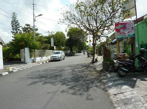 学校前の道